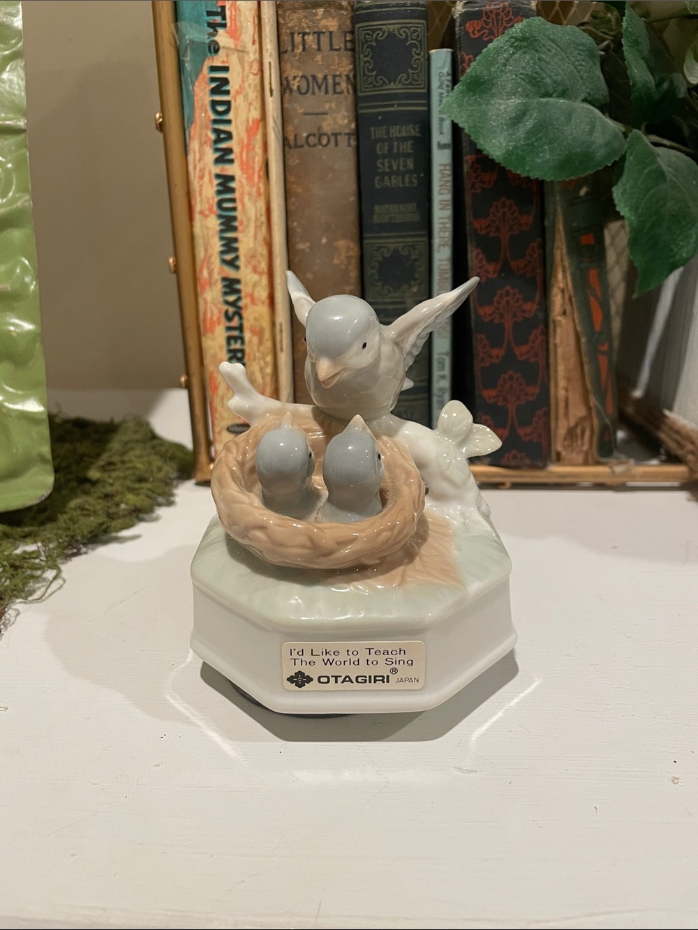 Otagiri porcelain music figurine with baby birds